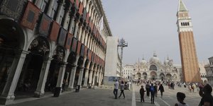 Με τις χειρότερες εντυπώσεις έφυγαν από τη Βενετία 3 Βρετανοία (Φωτογραφία: AP/ Luca Bruno)