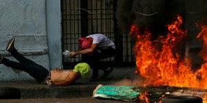 Τουλάχιστον 4 διαδηλωτές της αντιπολίτευσης σκοτώθηκαν και εκατοντάδες τραυματίστηκαν (Φωτογραφία: AP/Fernando Llano)