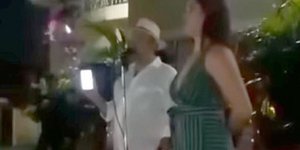 O οικοδεσπότης του πάρτι με την σύντροφό του. Φωτογραφία: YouTube