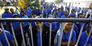 Εργαζόμενοι της Goodyear έξω από το κλειστό εργοστάσιο/ Φωτογραφία: AP- Juan Carlos Hernandez