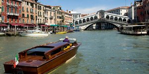 H φημισμένη γέφυρα Rialto στη Βενετία (Φωτογραφία: wikipedia) 