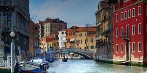  Mεταλλικές μπάρες για πεζούς προκειμένου να μπορεί να περιορίζεται η διέλευση τουριστών στη Βενετία /Φωτογραφία: Pixabay