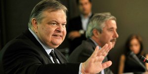 Το ΠΑΣΟΚ πληρώνει τους υπαλλήλους του πριν και τους απολύει μετά το συνέδριο