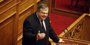 Ο Βενιζέλος προτείνει στην κυβέρνηση  να απορρίψει την πορόταση μομφής ως απαράδ
