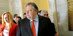Με πολιτικά στελέχη στη συγκυβέρνηση το ΠΑΣΟΚ