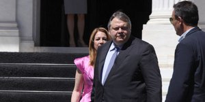 Ο Βενιζέλος στο Μαξίμου για να τα «ψάλλει» στον Στουρνάρα