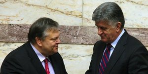 «Περίεργος» διάλογος Βενιζέλου-Πετσάλνικου στη Βουλή