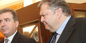 Βενιζέλος: Να πάμε σε ψηφοφορία-Χρυσοχοΐδης: Τα εθνικά θέματα δεν μπαίνουν σε ψη