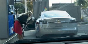 Δεν υπάρχει... Προσπαθεί να βάλει βενζίνη στο ηλεκτρικό αυτοκίνητο