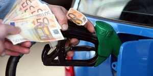 Σε υψηλά επίπεδα παραμένει η τιμή της βενζίνης (EUROKINISSI/ΤΑΤΙΑΝΑ ΜΠΟΛΑΡΗ)