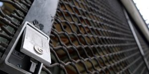 Ρολά κατεβασμένα σε επιχείρηση στη Θεσσαλονίκη/Φωτογραφία: Eurokinissi