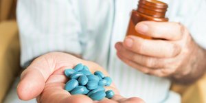 Ανδρας παίρνει viagra/ Φωτογραφία: Shutterstock