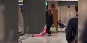 Πατέρας σέρνει το παιδί του από την κουκούλα