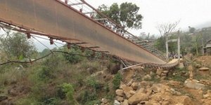 Σκληρές εικόνες στο Βιετνάμ: Ποτάμι βάφτηκε κυριολεκτικά με αίμα όταν κατέρρευσε