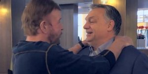 O πρωθυπουργός της Ουγγαρίας Βίκτορ Ορμπάν και ο Αμερικανός ηθοποιός Τσακ Νόρις (Φωτογραφία: Facebook/Victor Orban)