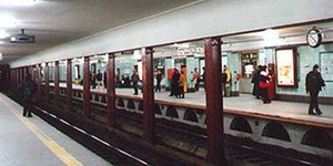 Ομάδα 20 ατόμων με κράνη επιτέθηκε σε συρμό του Ηλεκτρικού