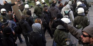 Ενταση με πετροπόλεμο έξω από το Δικαστήριο για τη βίλα Αμαλία [εικόνες]