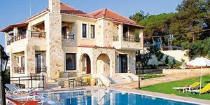 Εβδομήντα χρόνια στους εφοριακούς με τις βίλες