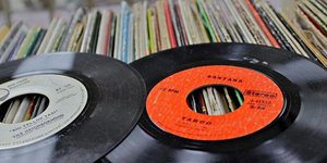 Δυναμική επιστροφή του βινυλίου-Τα πικ απ επιστρέφουν στη μόδα και εξοντώνουν τα