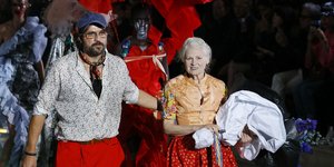 Η σχεδιάστρια μόδας Βίβιαν Γουέστγουντ με τον σύζυγό της