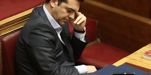 Το βιβλίο έκπληξη που κουβαλούσε ο Τσίπρας στη Βουλή -Ζωγράφιζε κάλπες στα χαρτιά του [εικόνες]