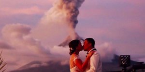 Tο ζευγάρι μπροστά στο ηφαίστειο