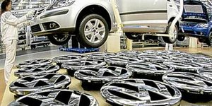 H Volkswagen μείωσε το μπόνους στους υπαλλήλους της -Θα δώσει 7.200 ευρώ στον κά