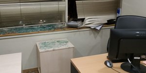 Οι ζημιές που προκάλεσε το ωστικό κύμα της βόμβας στα γραφεία του ΣΚΑΪ