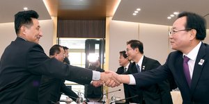 Συνομιλίες μεταξύ των δύο χωρών