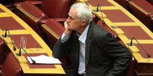 Ποιοι είναι οι τρεις βουλευτές της ΔΗΜΑΡ που σκέφτονται το «παρών»