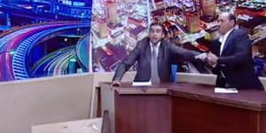 Βουλευτής έβγαλε όπλο κατά την διάρκεια τηλεοπτικής εκπομπής [βίντεο]