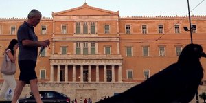 Υπάλληλοι της Βουλής: Αλήτες δημοσιογράφοι μας καταστρέψατε!