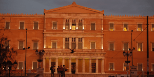 Οι μισθολογικές περικοπές στους υπαλλήλους της Βουλής «φάνηκαν» στην... κάλπη