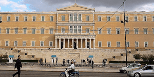 Κατατέθηκε το νομοσχέδιο που βάζει μαχαίρι στις απολαβές των πολιτικών