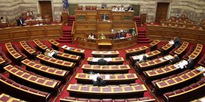 Ερχεται «τσεκούρι» στην κρατική χρηματοδότηση των κομμάτων -Τι προβλέπει το νέο