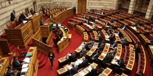 Η κακοκαιρία χτύπησε και τη Βουλή: Επεσαν τα φώτα την ώρα που μιλούσε ο Μητρόπου