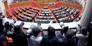 Θερινή... ψυχρολουσία στην κυβέρνηση -Πέντε καμπανάκια κινδύνου από το Γραφείο Π