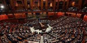 Σάλος στην Ιταλία: Τα λόμπι πληρώνουν μετρητά βουλευτές για να περνούν τροπολογί