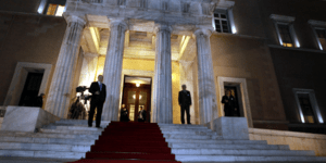 Το ορισιτικό «όχι» Κουβέλη βάζει φωτιά στο πολιτικό σκηνικό