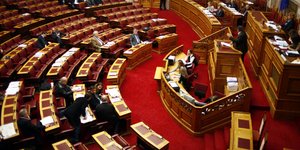 Δέκα βουλευτές του ΣΥΡΙΖΑ ρωτούν στη Βουλή για το λαθρεμπόριο τσιγάρων