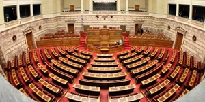 Το Κέντρο Οικονομικών Ερευνών ζητά να κοπούν προνόμια από τους βουλευτές