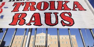 Συγκέντρωση διαμαρτυρίας ΓΣΕΕ-ΑΔΕΔΥ για το πολυνομοσχέδιο [εικόνες]