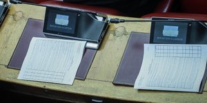 Τα ψηφοδέλτια για την Συνταγματική Αναθεώρηση / Φωτογραφία: EUROKINISSI/ΓΙΩΡΓΟΣ ΚΟΝΤΑΡΙΝΗΣ