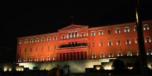 Η Βουλή βάφτηκε πορτοκαλί/Φωτογραφία: Eurokinissi