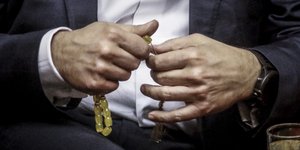 Ο κ. Τσίπρας με το κομπολόι του στη Βουλή (Φωτογραφία: EUROKINISSI/ΓΙΩΡΓΟΣ ΚΟΝΤΑΡΙΝΗΣ)