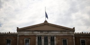 Μεσίστια η σημαία στη Βουλή (Φωτογραφία: EUROKINISSI/ ΡΕΜΠΑΠΗΣ ΒΑΣΙΛΗΣ)