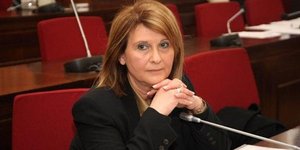 Η Σοφία Βούλτεψη στρώνει τα μαλλιά της και φτιάχνεται λίγο πριν ανακοινώσει τον