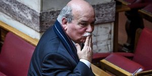 Ο πρόεδρος της Βουλής Νίκος Βούτσης στέλνει φιλιά / Φωτογραφία: EUROKINISSI/ΤΑΤΙΑΝΑ ΜΠΟΛΑΡΗ
