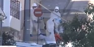 Βίντεο-ντοκουμέντο: Η στιγμή που πυροτεχνουργοί εντοπίζουν και μεταφέρουν την βόμβα έξω από το σπίτι του Ντογιάκου -Σε μπαγκαζιέρα μηχανής