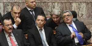 Οπλοφορούν σχεδόν όλοι οι βουλευτές της Χρυσής Αυγής